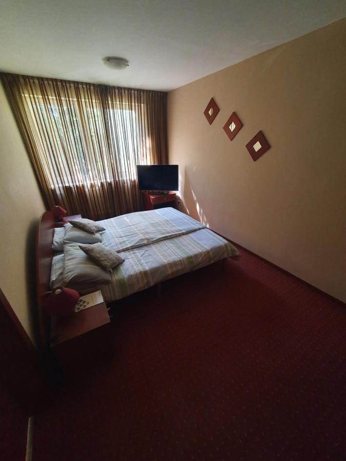 Hotel Graf Łask Buitenkant foto